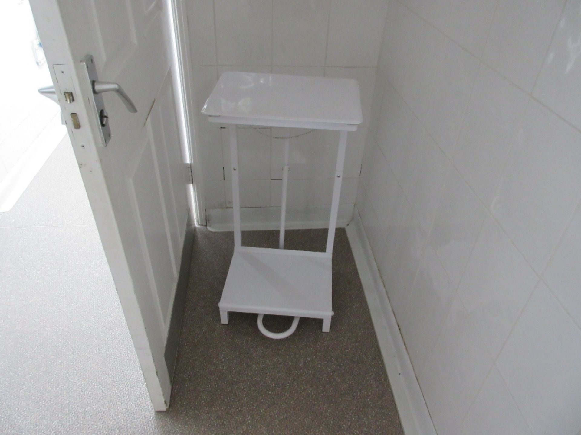 Contents of downstairs toilets to include: Oxford mini 140 hoist and remaining sundry items - Image 4 of 6