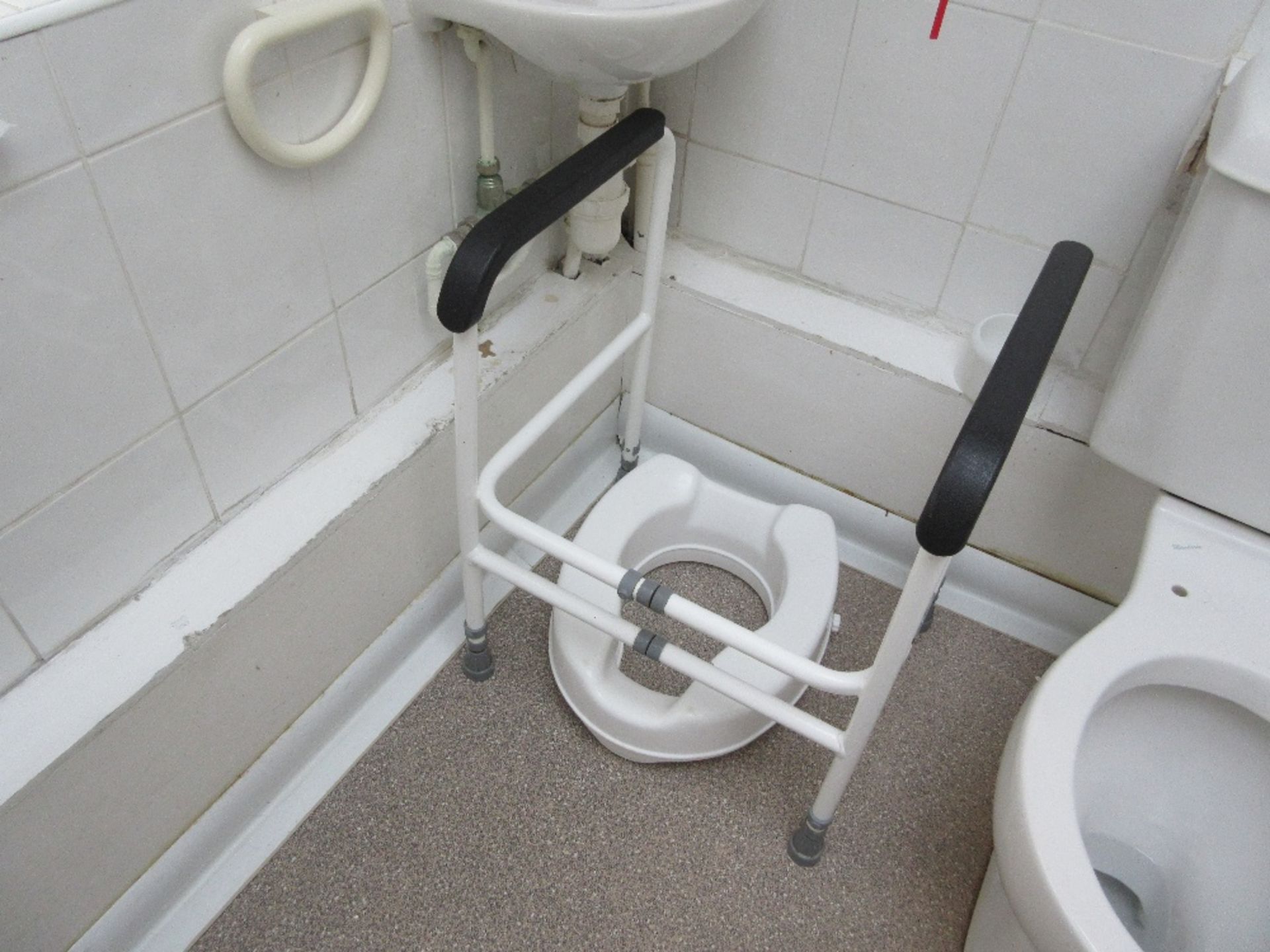 Contents of downstairs toilets to include: Oxford mini 140 hoist and remaining sundry items - Image 6 of 6