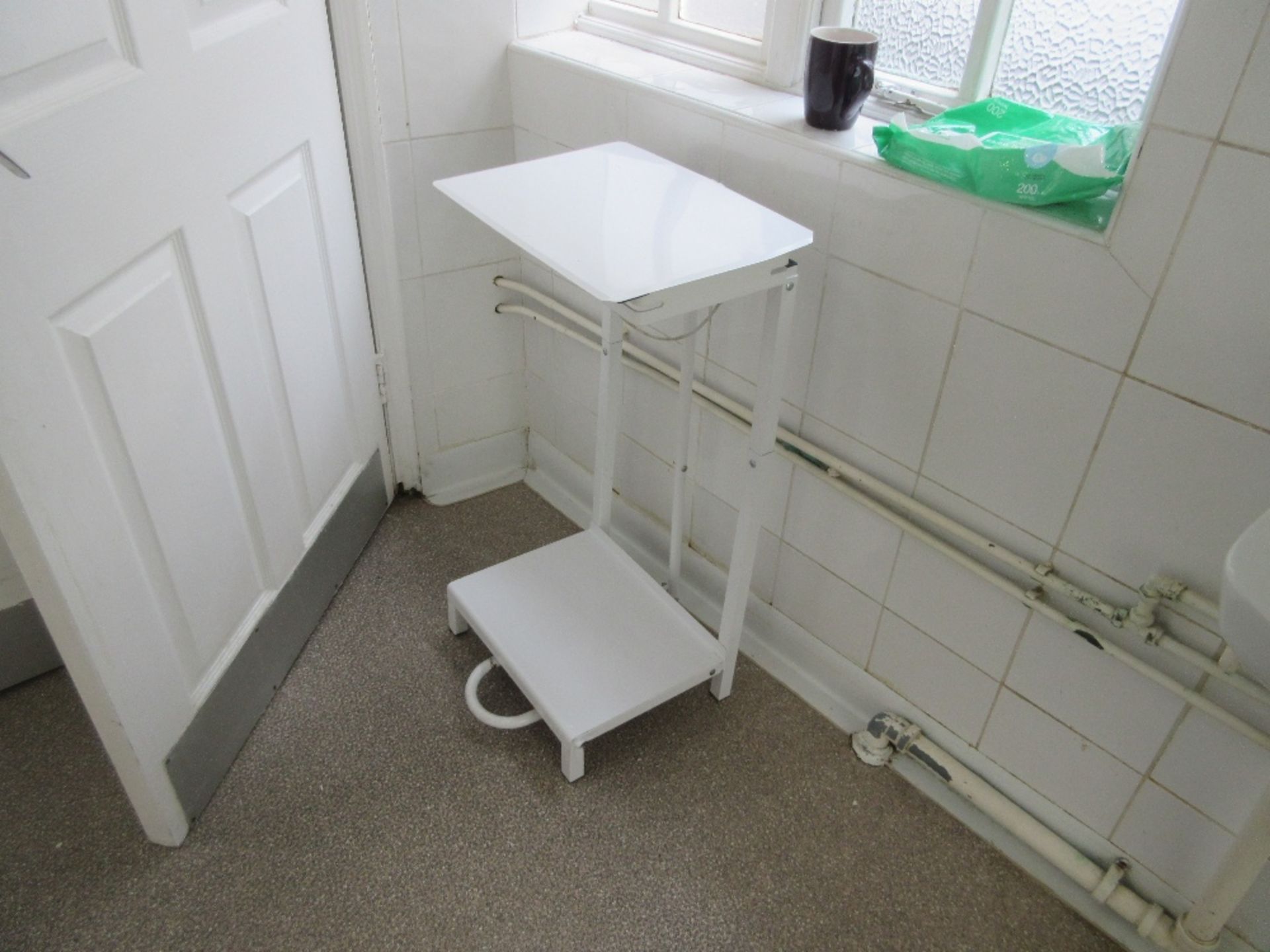 Contents of downstairs toilets to include: Oxford mini 140 hoist and remaining sundry items - Image 5 of 6