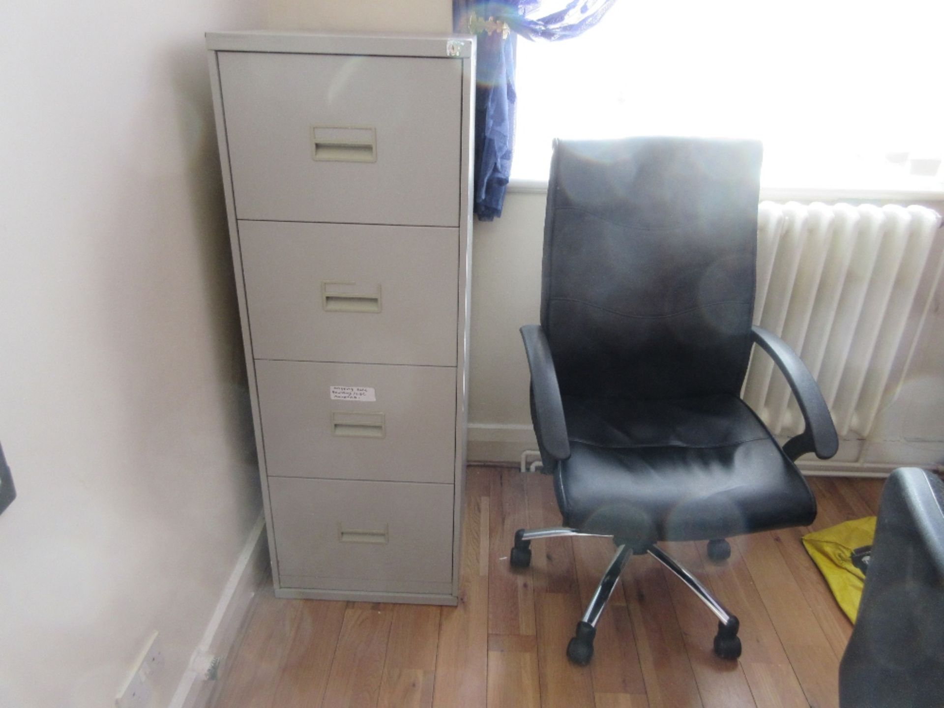 Contents of managers office to include: desk, leather office chair, swivel chair, fabric chair, - Image 4 of 5
