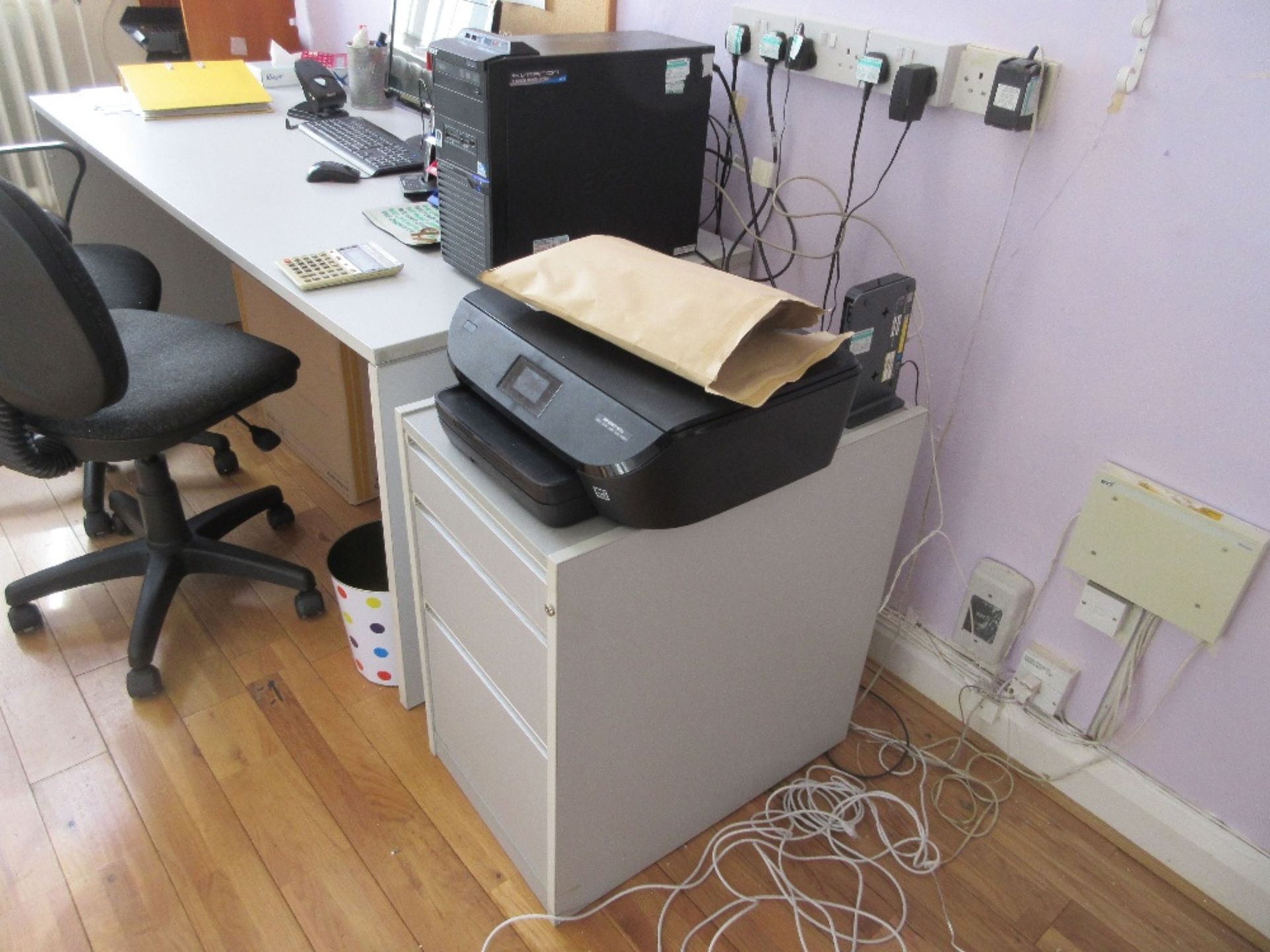 Contents of managers office to include: desk, leather office chair, swivel chair, fabric chair, - Image 2 of 5