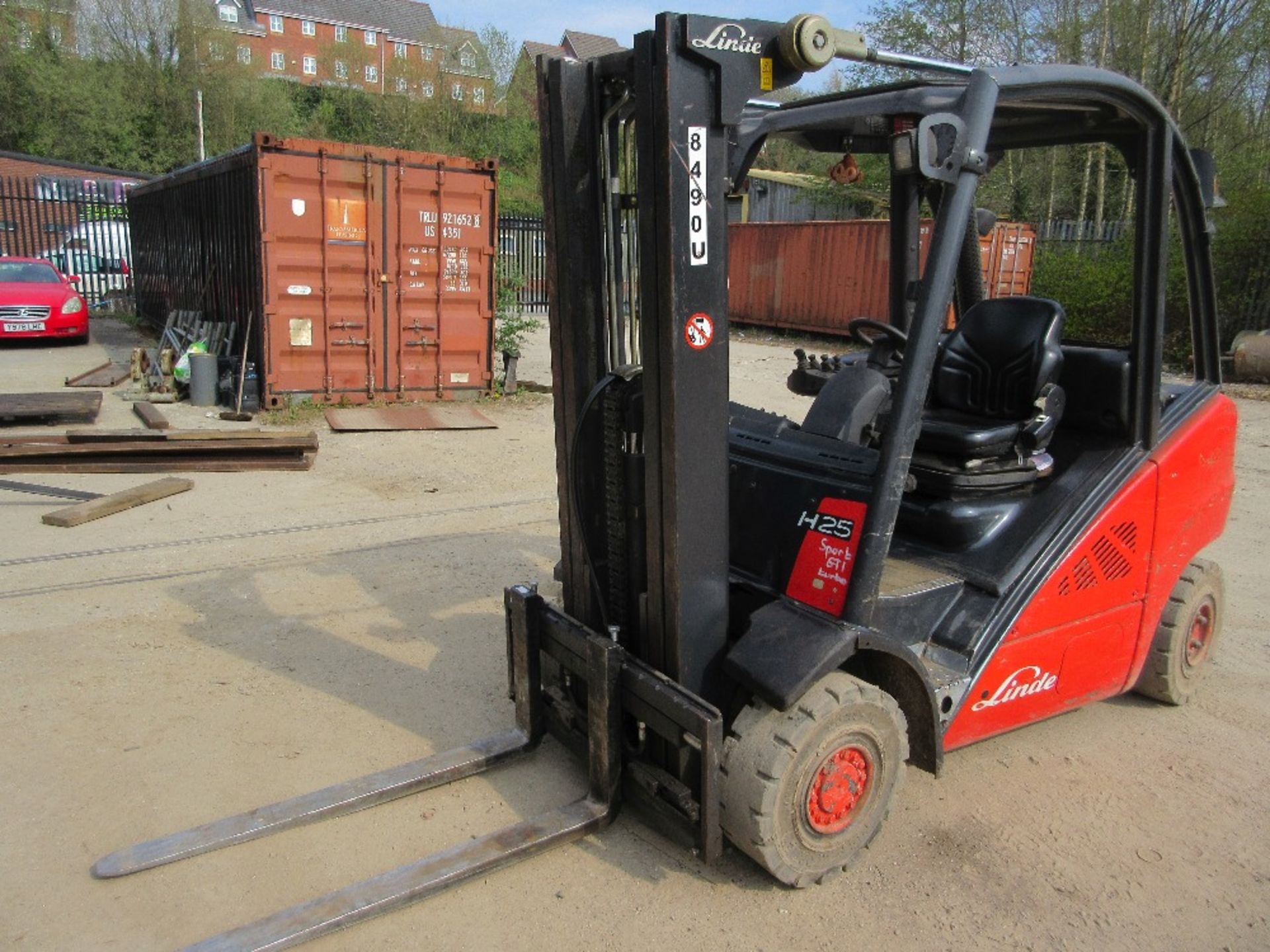 Linde H250 diesel forklift truck. Serial No. H2x392VV01386 with side shelf. Year 2008 2.5 tonne