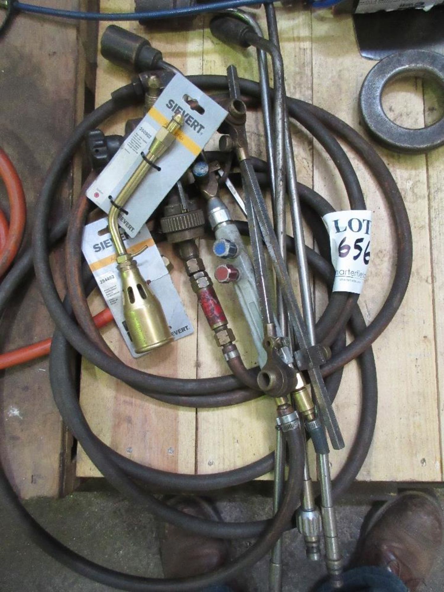 Oxypropane torch, hose, regulator/arrestor, extension heads and 2 - pantograph arms