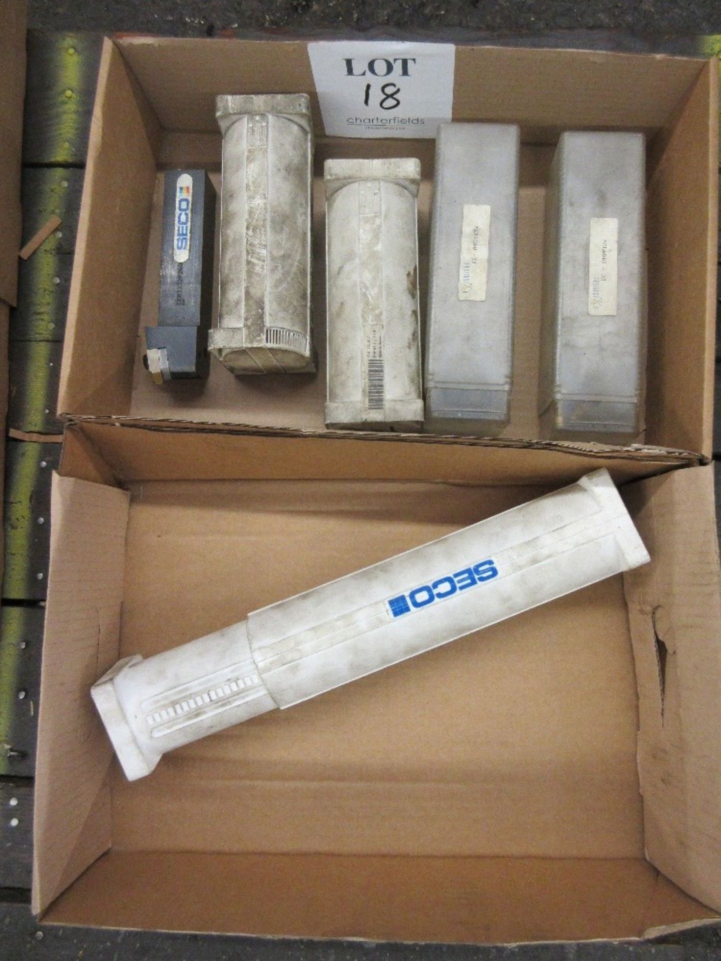 Box containing 6 - cutting tools