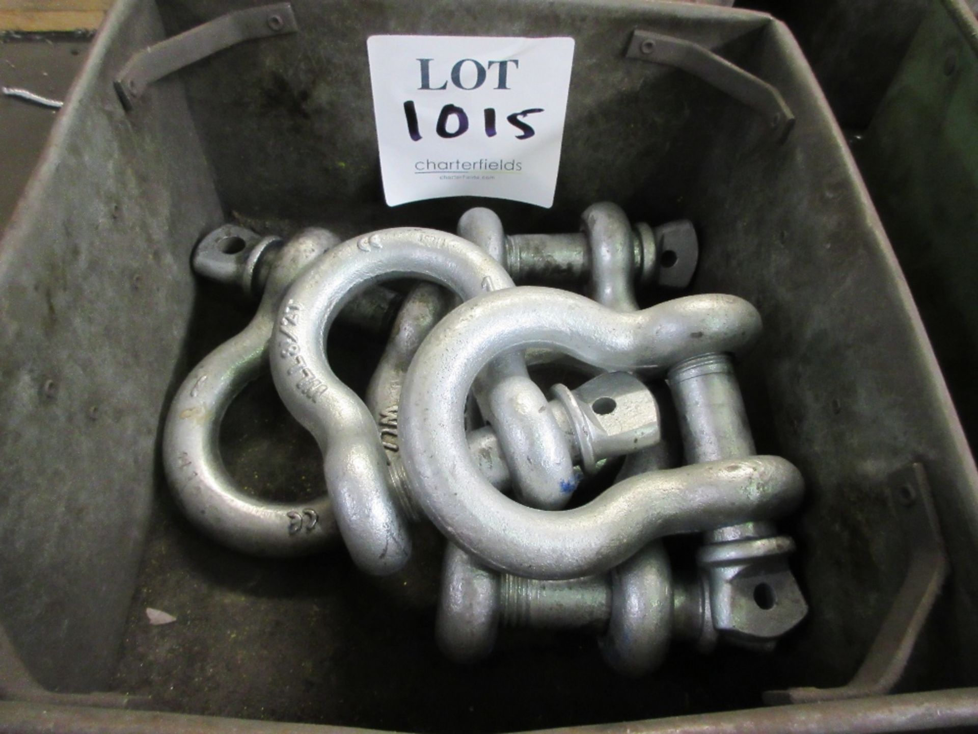 Box containing 5 - lifting shackles