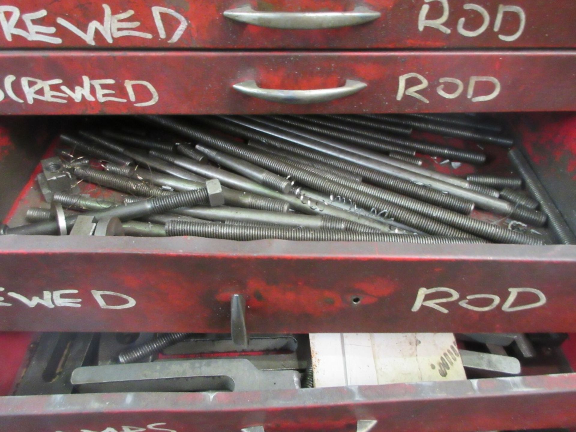 Sliding drawer cabinet and contents to include clamps and screw rods - Image 5 of 7