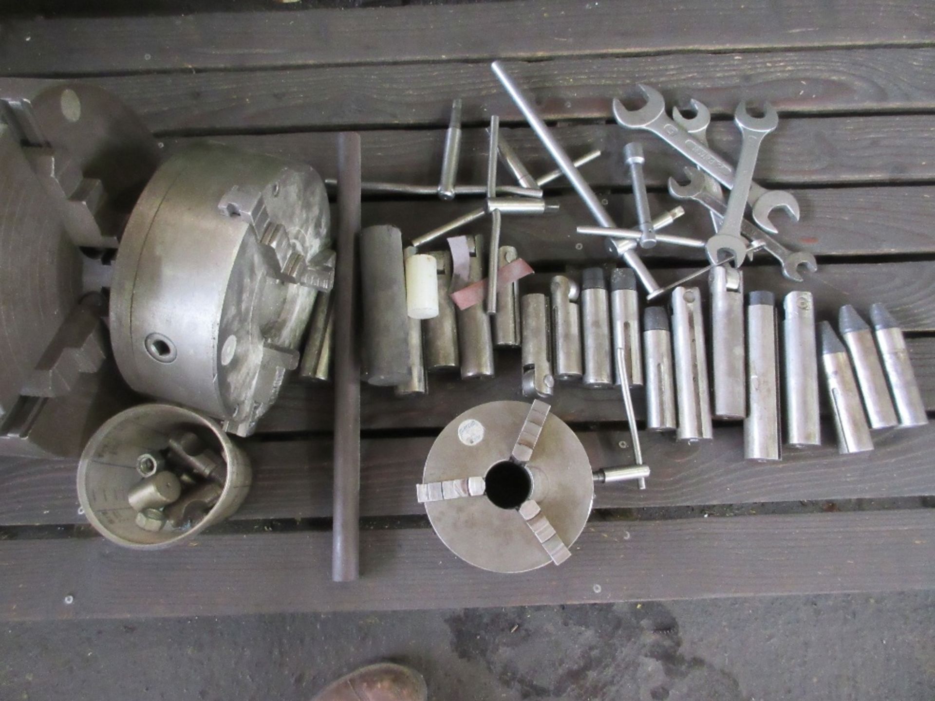 4 - 3 Jaw chucks, 1 - 4 jaw chuck and 4 dead centres - Image 3 of 3