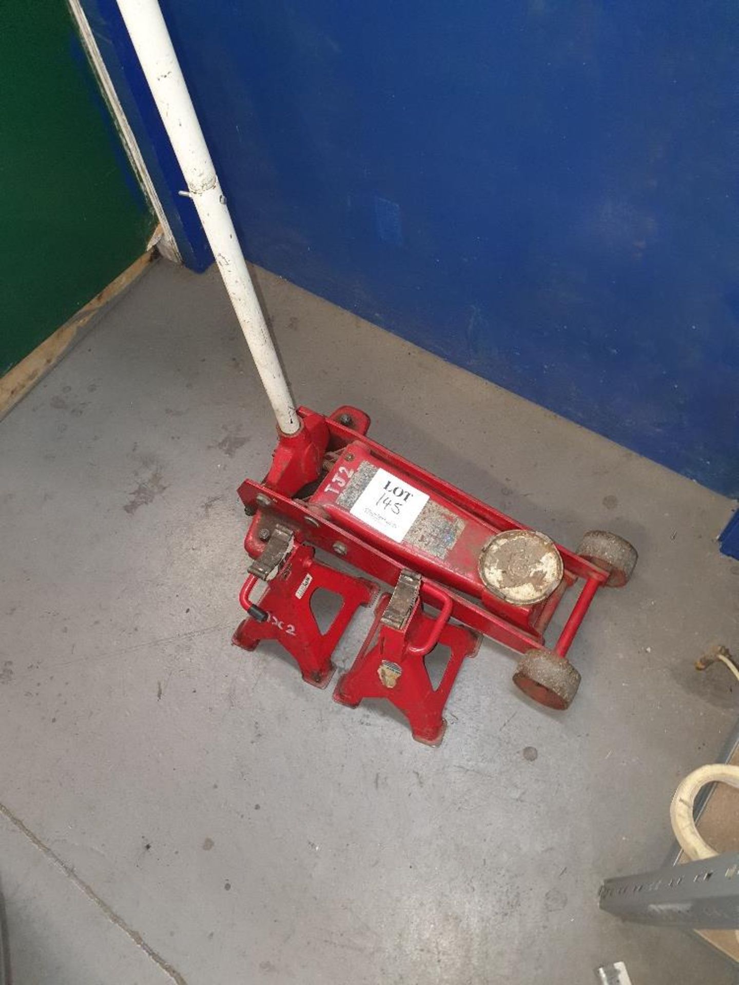 Trolley jack and 2 - jack stands