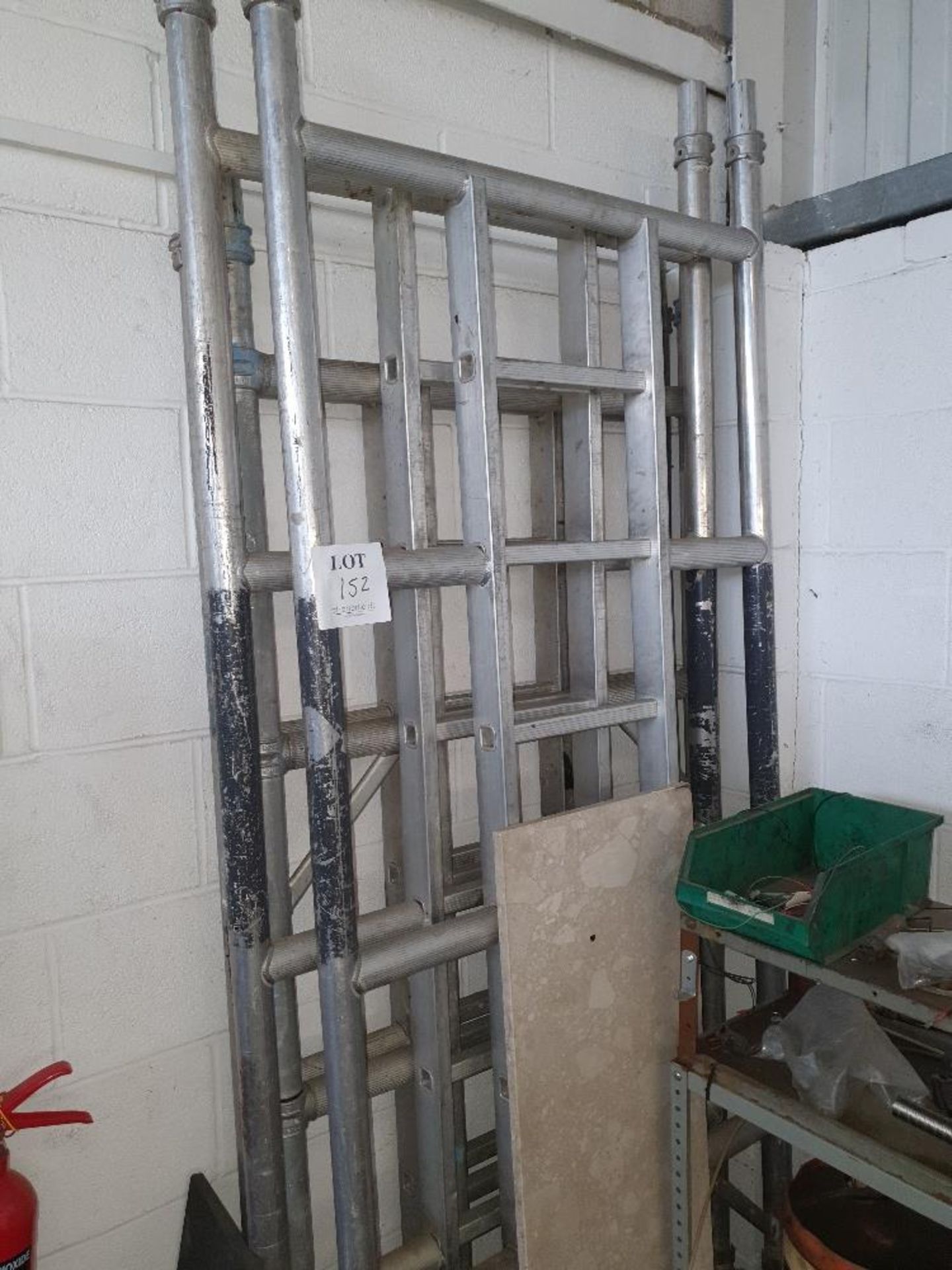 Aluminium scaffolding tower