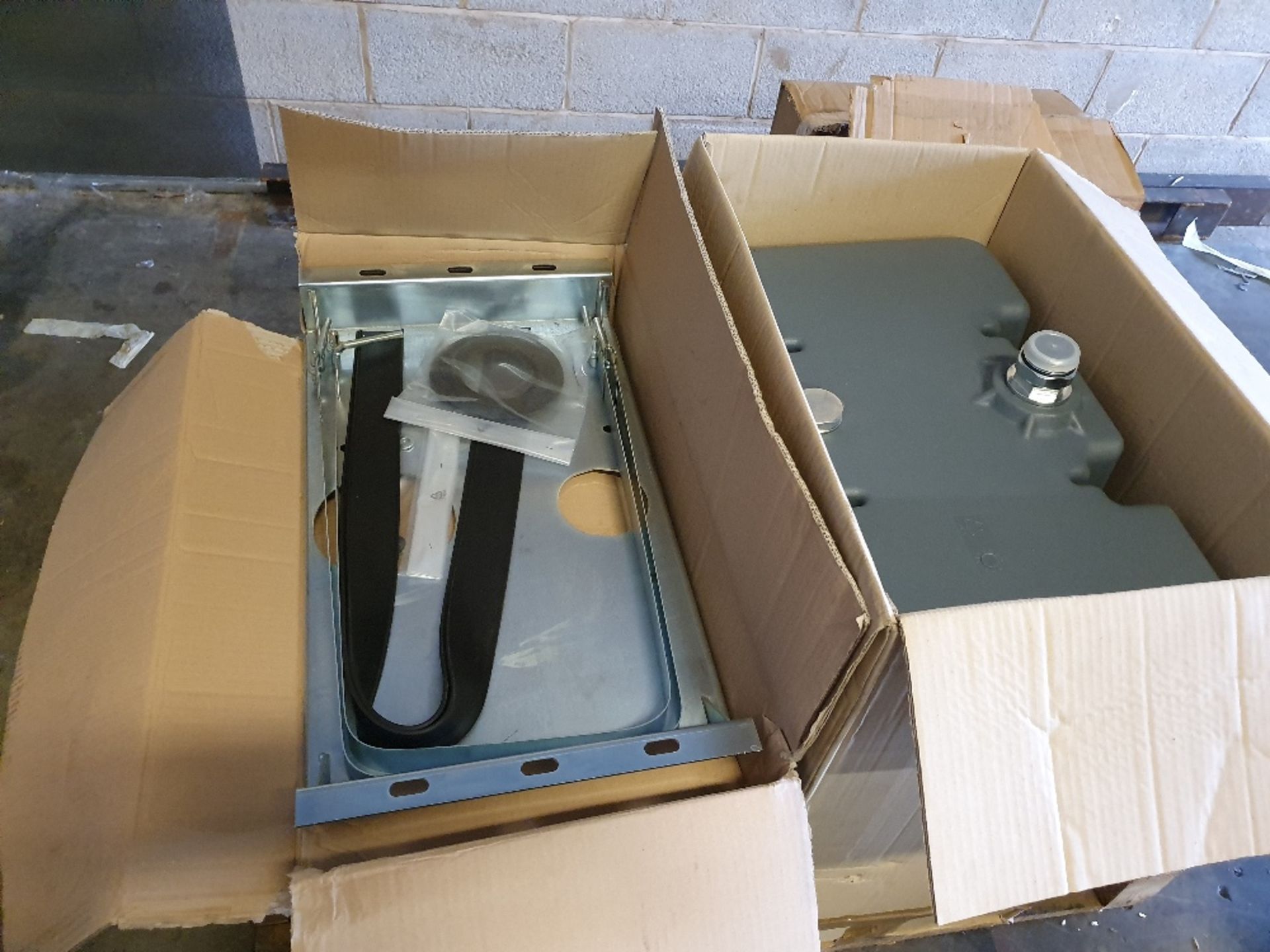 Approx. 100 litre tank with tank fitting kits (£5.00 loading charge)
