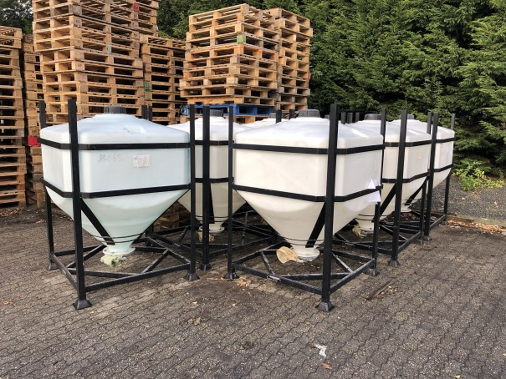 6 x 1000kg powder hoppers with outlet and breather valves