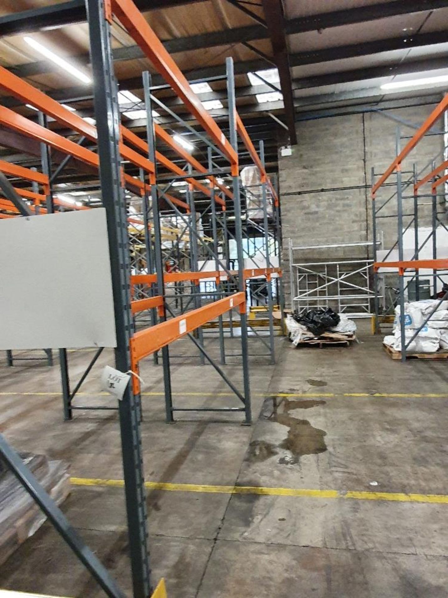 SD170 (orange) racking, 12 - cross beams, 4 - uprights