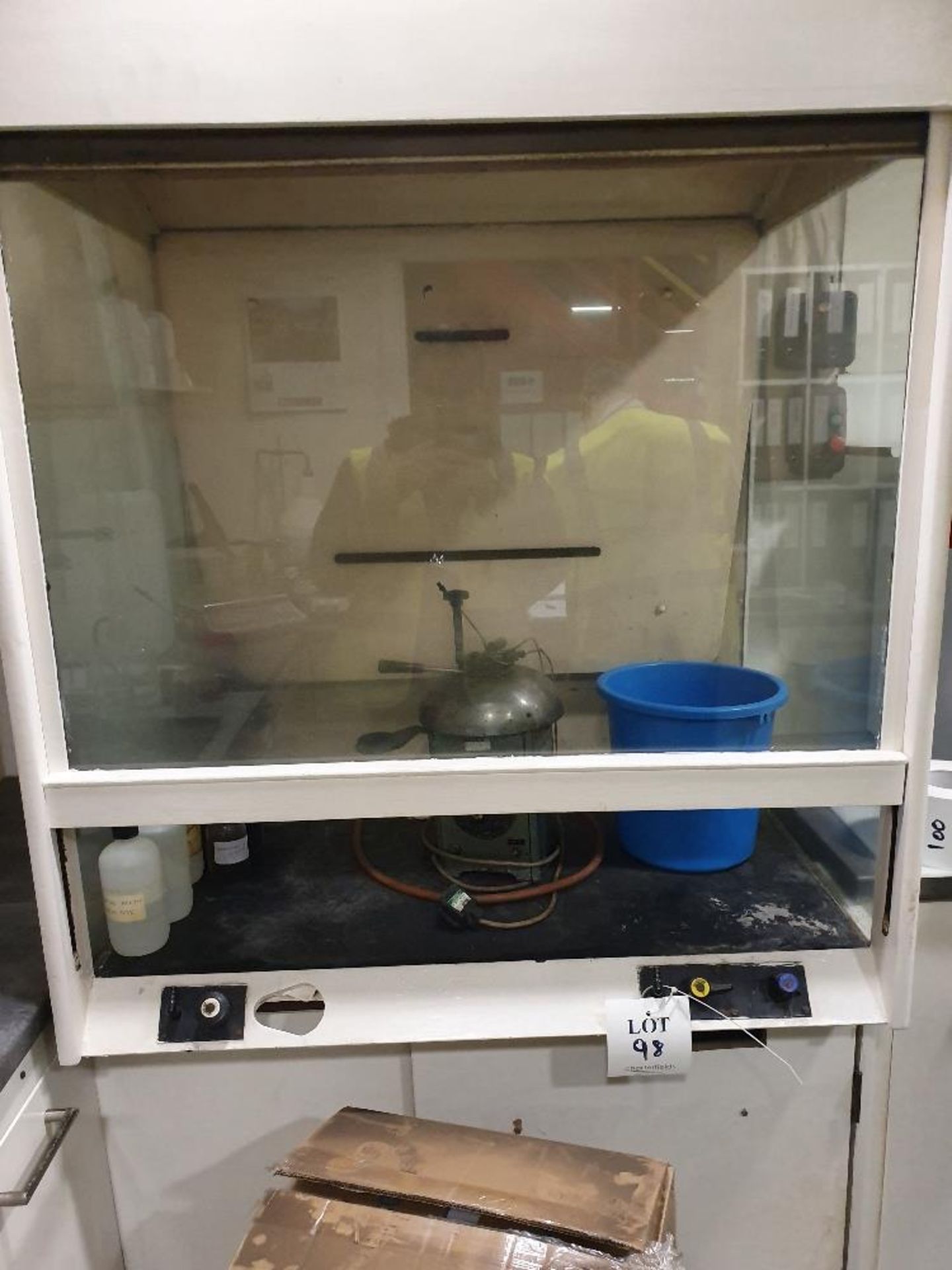 Dust/fume extraction cupboard