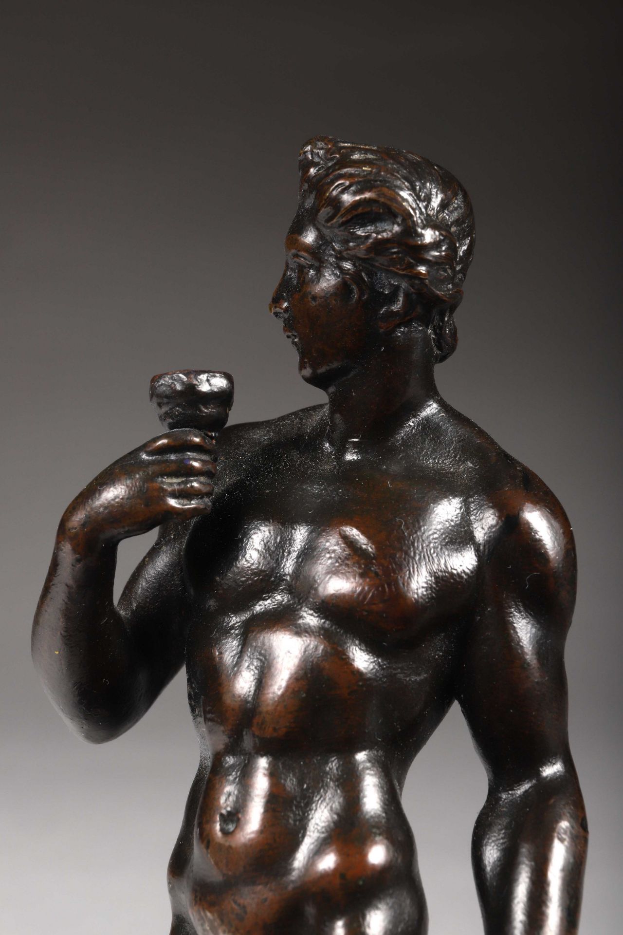 Bacchus en bronze à patine brune. Italie, XIXe siècle dans le style [...] - Bild 2 aus 3