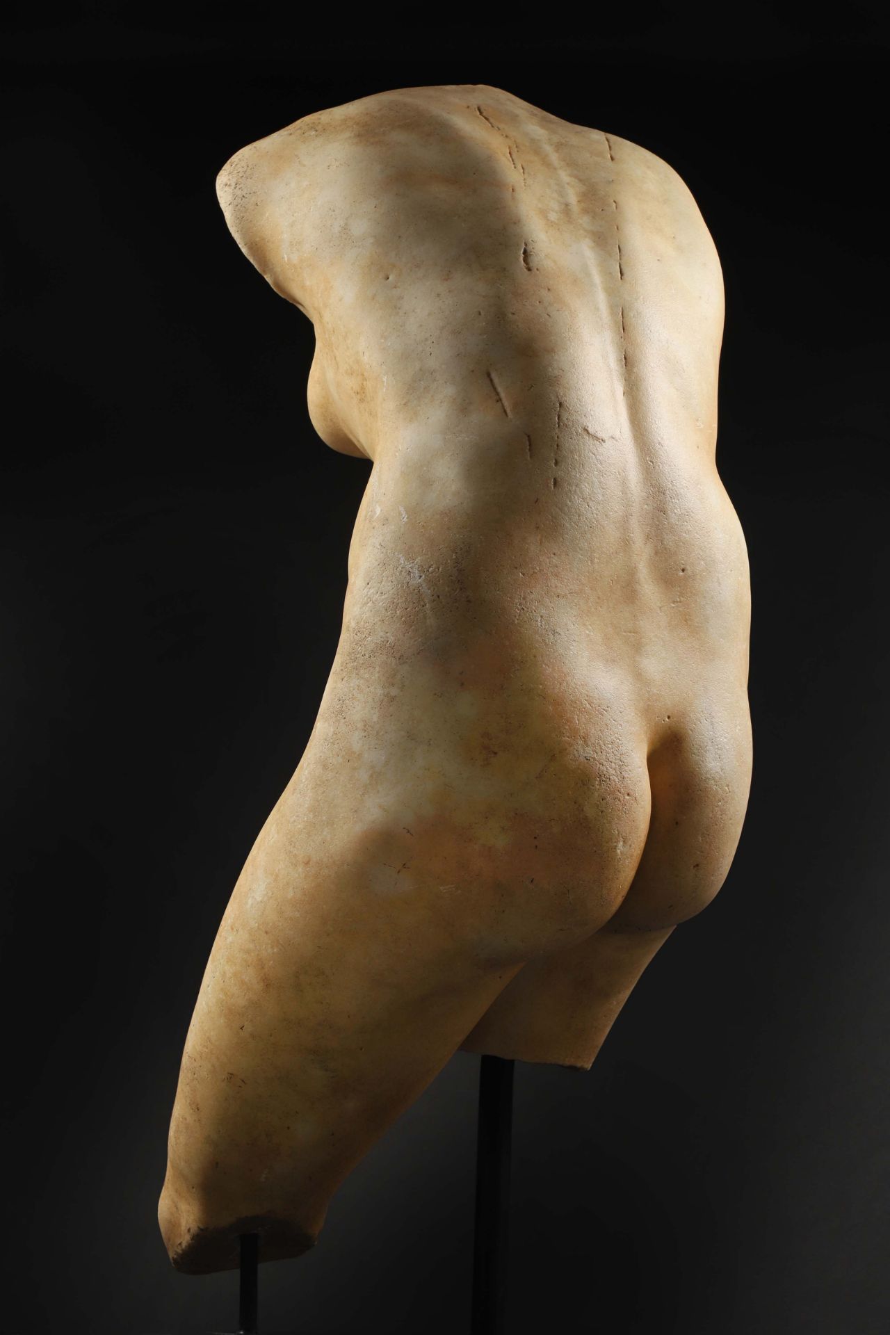 Torse de Vénus Figurée nue, inclinée vers l’avant. Marbre blanc Art Romain, [...] - Bild 3 aus 3