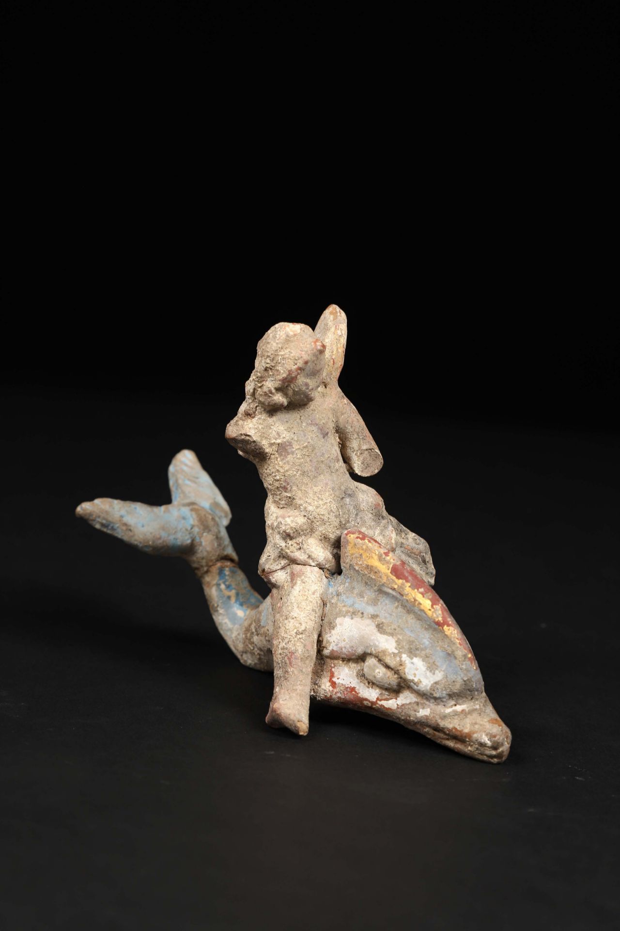 Figure d’Eros juvénile Représenté nu, chevauchant un dauphin. Terre cuite avec [...]