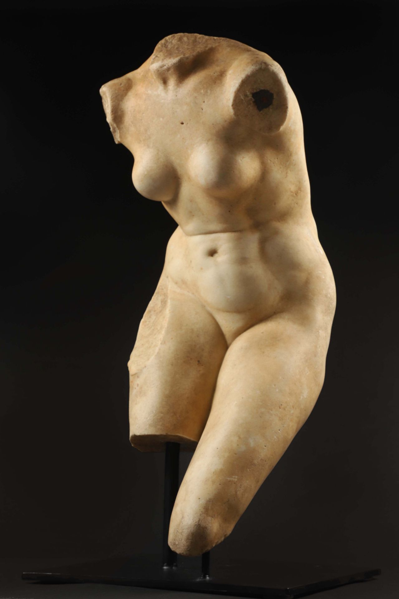 Torse de Vénus Figurée nue, inclinée vers l’avant. Marbre blanc Art Romain, [...]