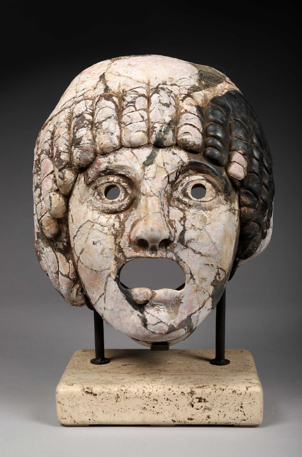Sculpture en masque de théatre tragique romain. Pierre marbrière veinée brun [...]