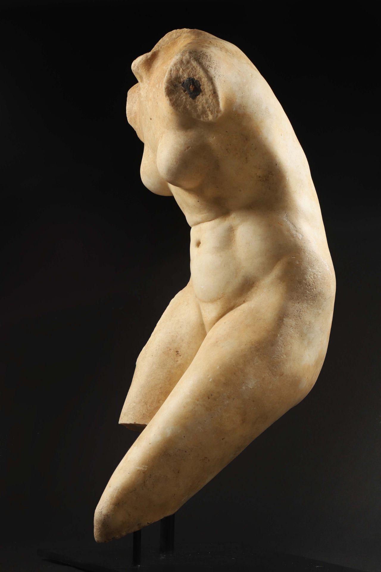 Torse de Vénus Figurée nue, inclinée vers l’avant. Marbre blanc Art Romain, [...] - Bild 2 aus 3