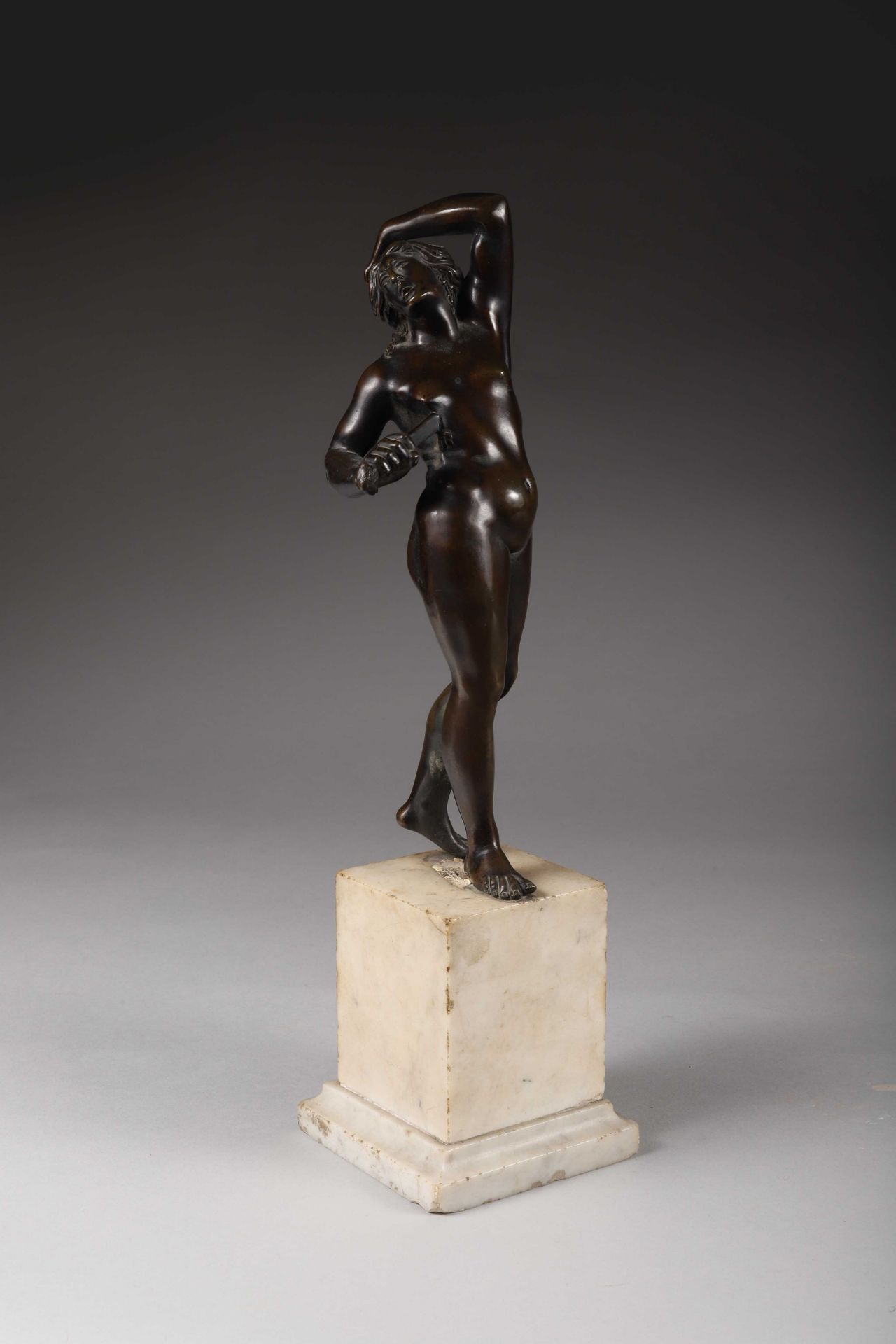 Lucrèce en bronze à patine brune translucide. Debout, la jambe droite avancée, [...]