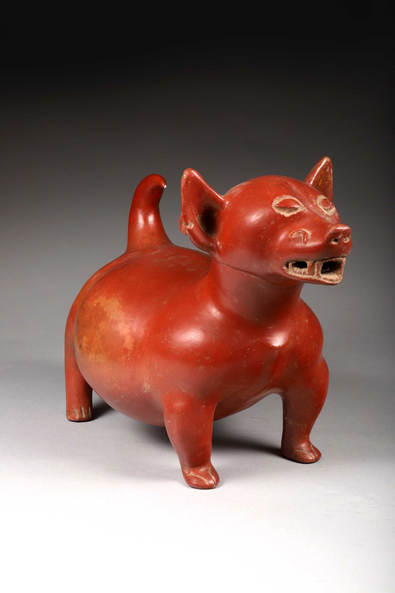 Chien gras Céramique à engobe ocre rouge. Mexique Occidental, Culture Colima, [...]