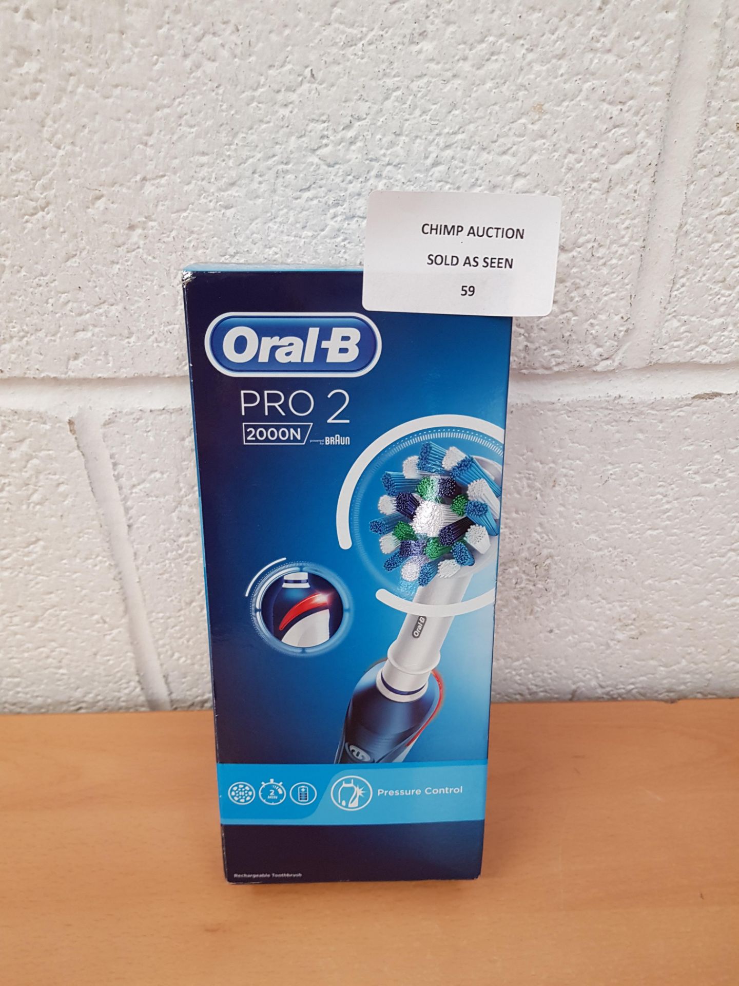 Oral-B Pro 2 2000 electric toothbrush