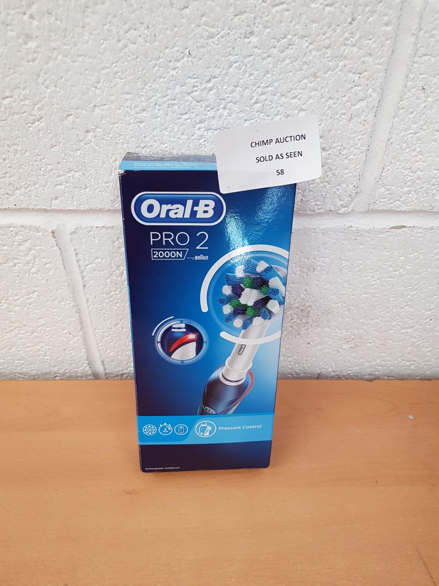 Oral-B Pro 2 2000 electric toothbrush