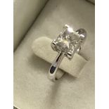 1.82ct PRINCESS CUT DIAMOND SOLITAIRE RING SET IN WHITE METAL MARKED 750
