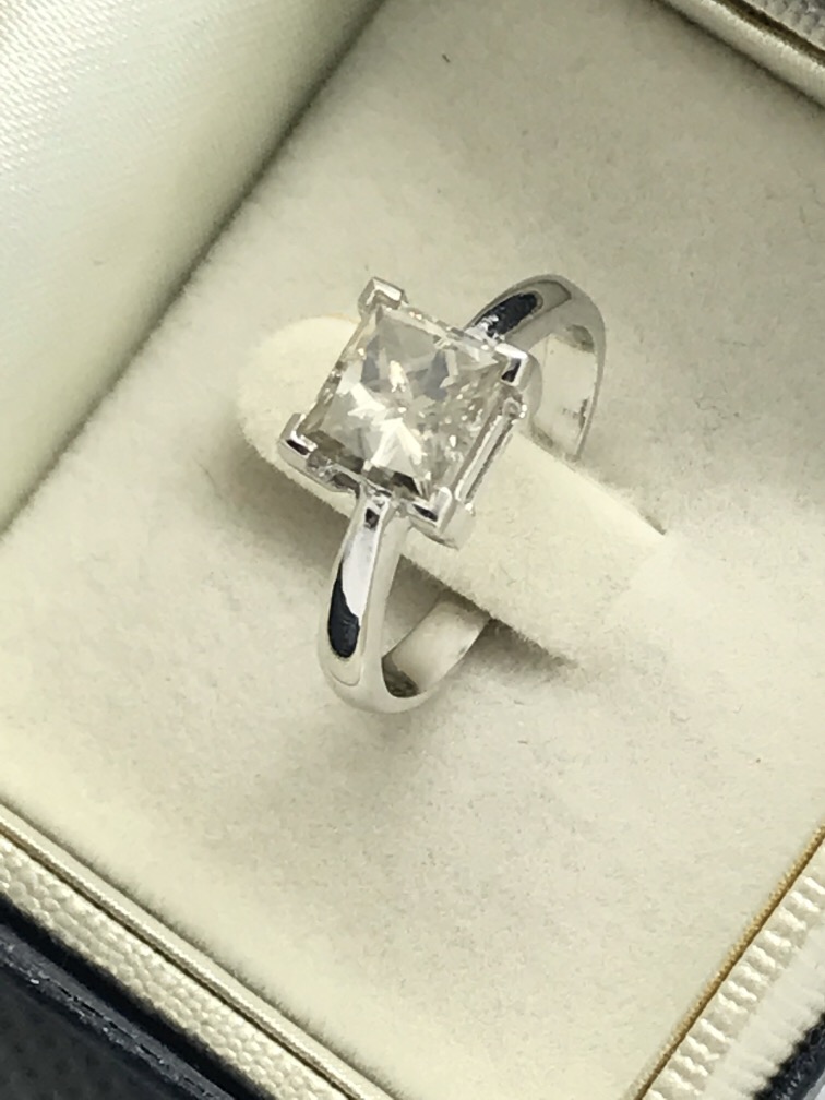 1.82ct PRINCESS CUT DIAMOND SOLITAIRE RING SET IN WHITE METAL MARKED 750 - Image 2 of 2