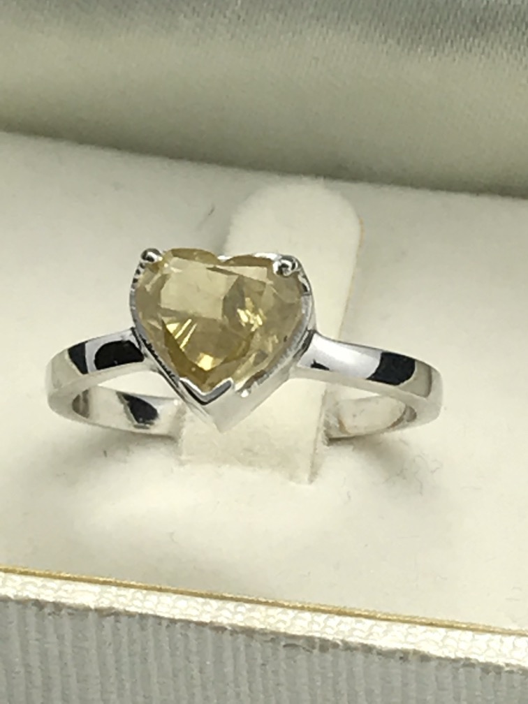 2.00ct YELLOW DIAMOND HEART SOLITAIRE RING SET IN WHITE METAL MARKED 750 - Image 2 of 2