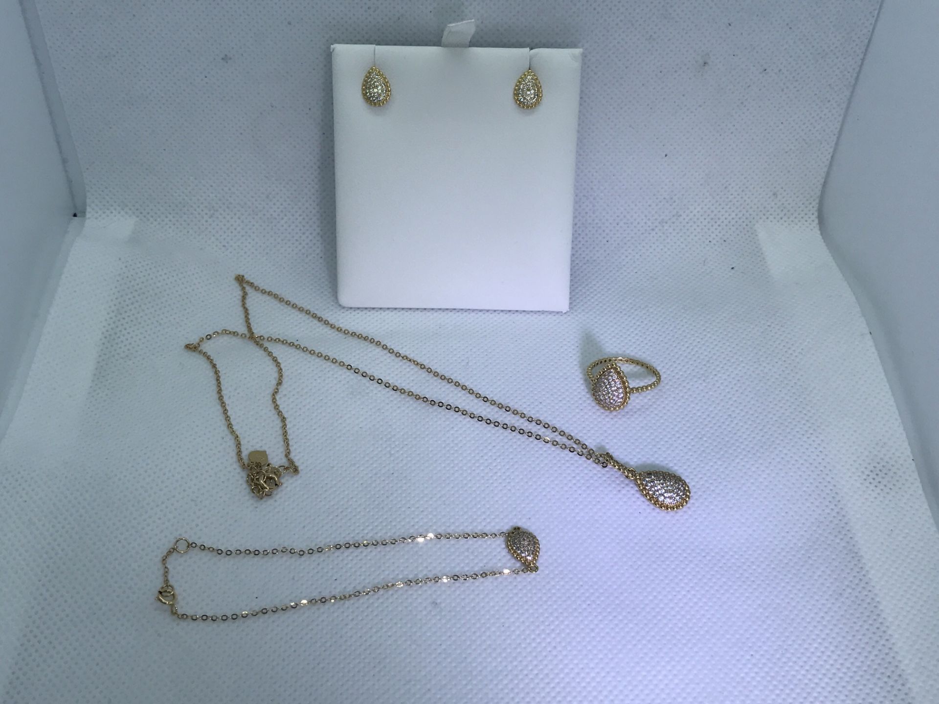 18ct GOLD BRACELET, RING, EARRINGS & PENDANT SET