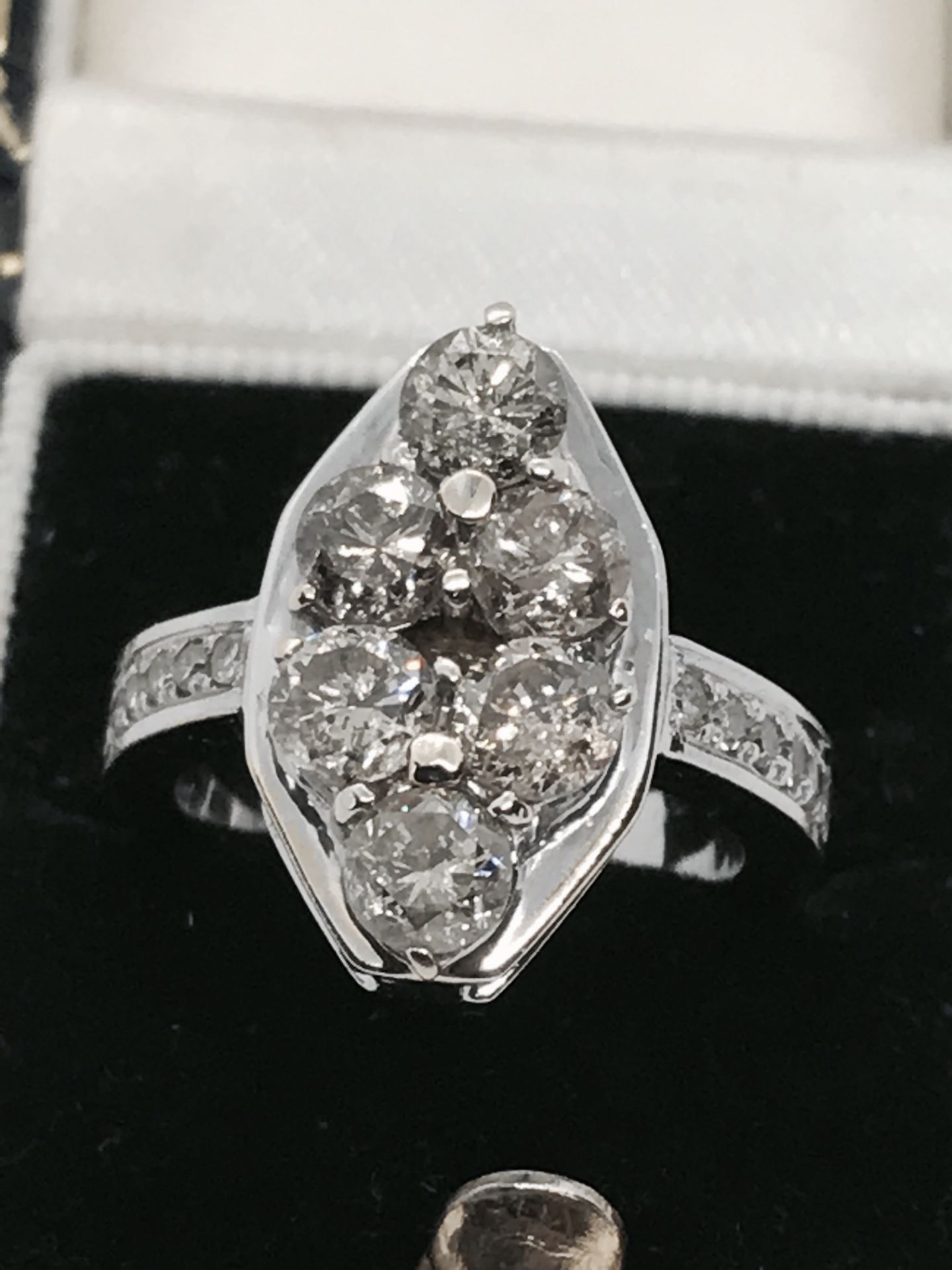 FINE 3.50ct DIAMOND RING SET IN WHITE METAL (TESTED AS 18ct WHITE GOLD) - Image 3 of 3