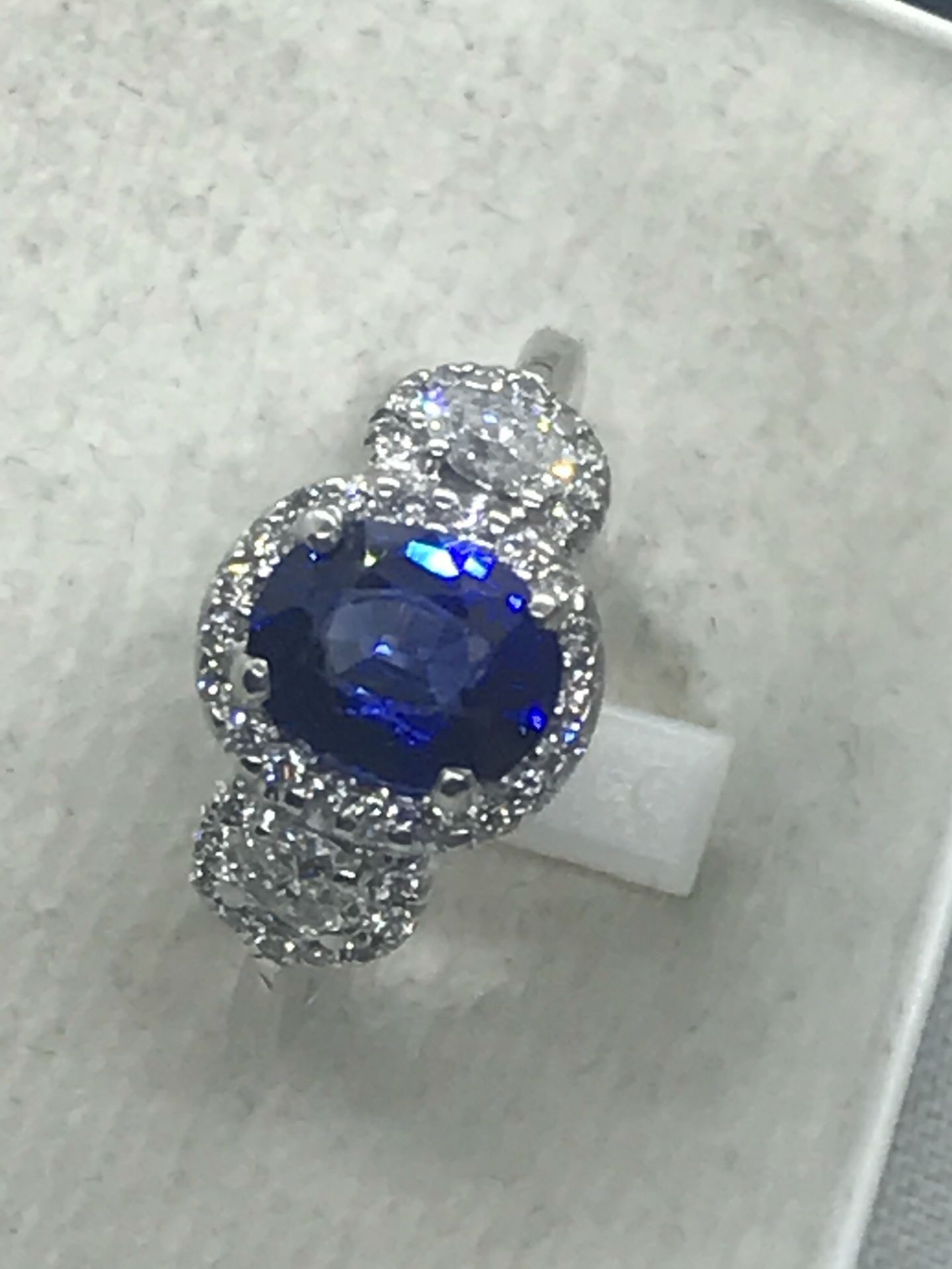 STUNNING BLUE SAPPHIRE & DIAMOND RING SET IN 18ct WHITE GOLD - Image 2 of 4