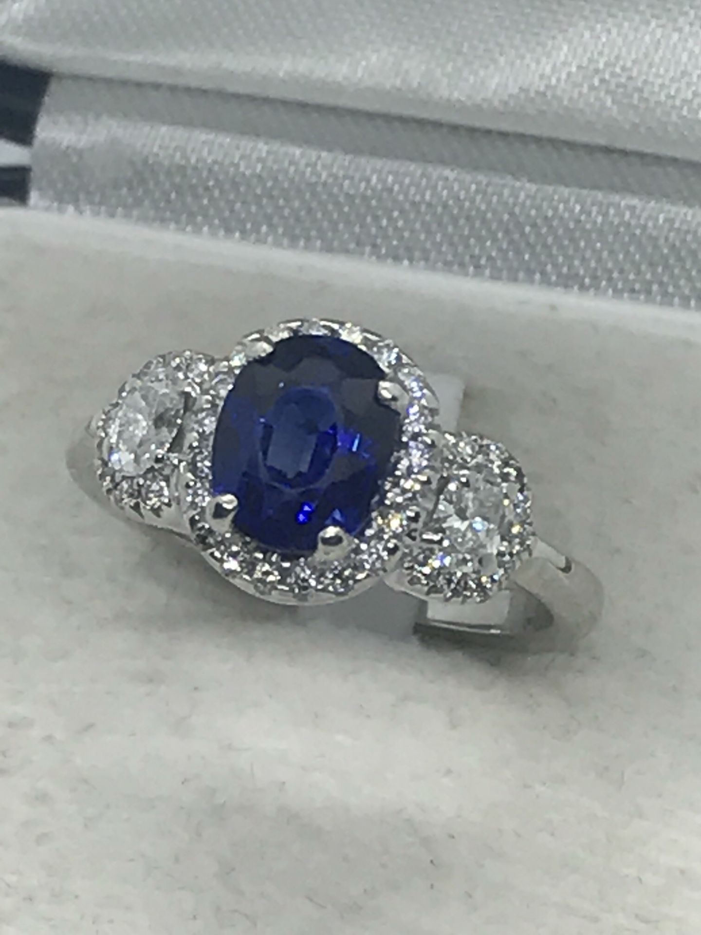 STUNNING BLUE SAPPHIRE & DIAMOND RING SET IN 18ct WHITE GOLD - Image 4 of 4