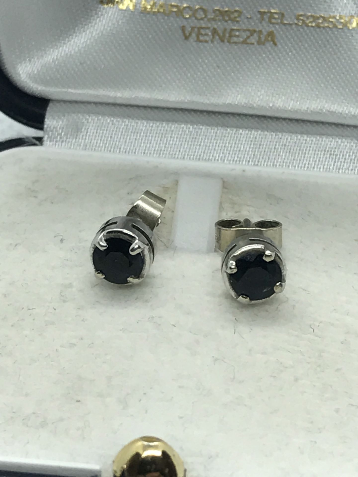 18ct WHITE GOLD SAPPHIRE STUDS