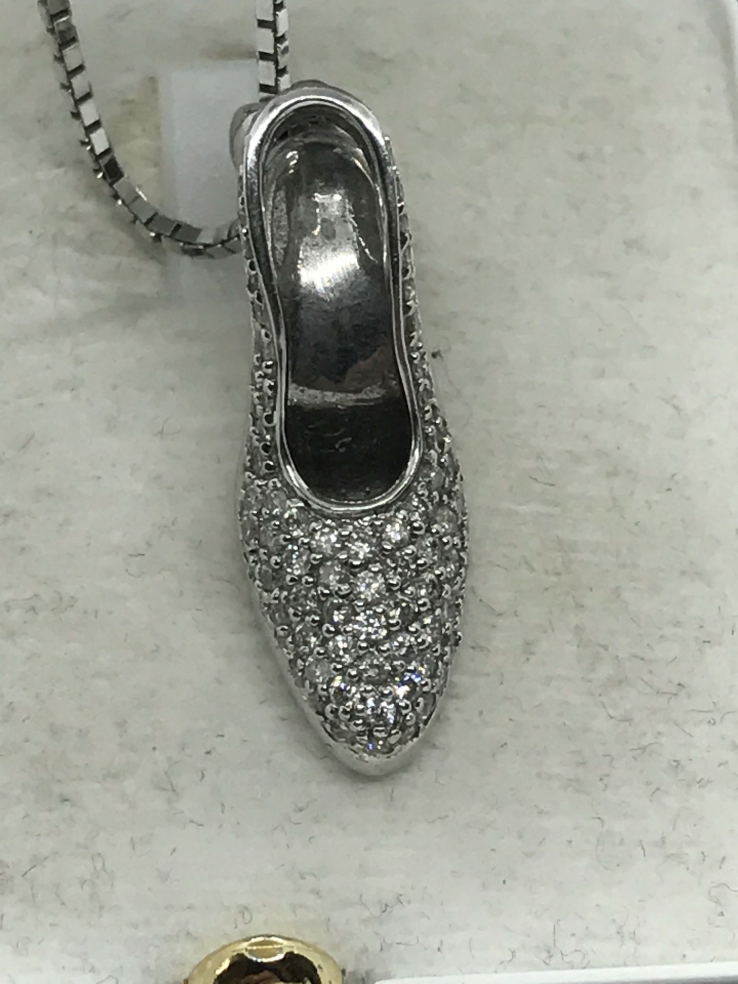 18ct WHITE GOLD DIAMOND SET HIGH HEEL SHOE PENDANT - Image 2 of 2