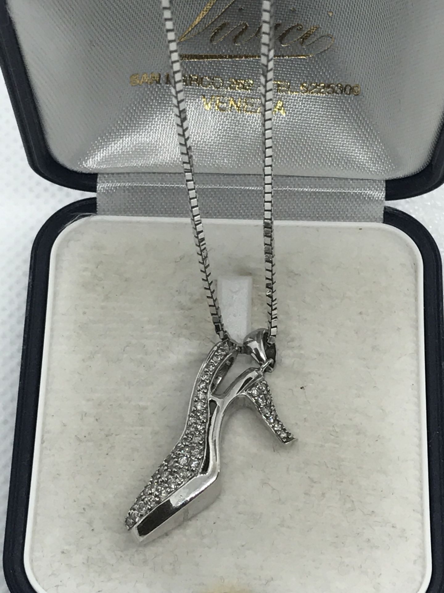 18ct WHITE GOLD DIAMOND SET HIGH HEEL SHOE PENDANT