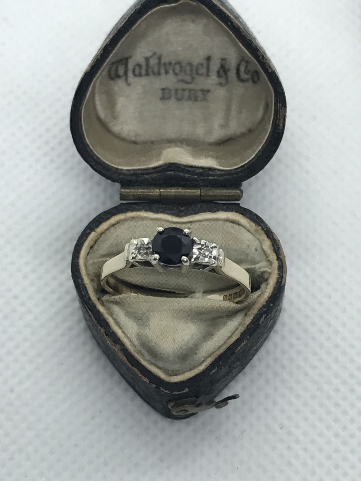 9ct GOLD SAPPHIRE & DIAMOND RING INC VINTAGE HEART SHAPED BOX