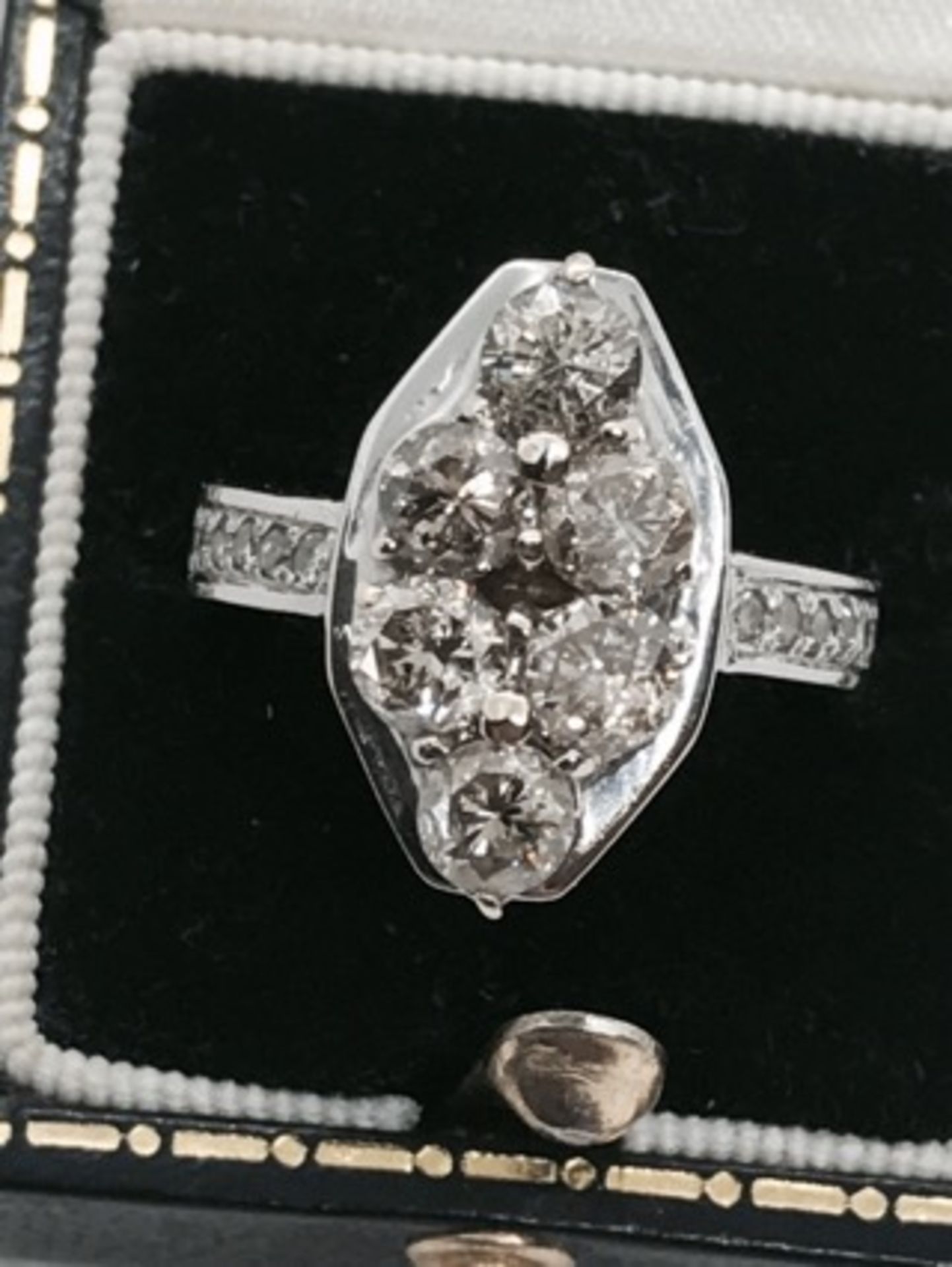 FINE 3.50ct DIAMOND RING SET IN WHITE METAL (TESTED AS 18ct WHITE GOLD) - Image 2 of 3