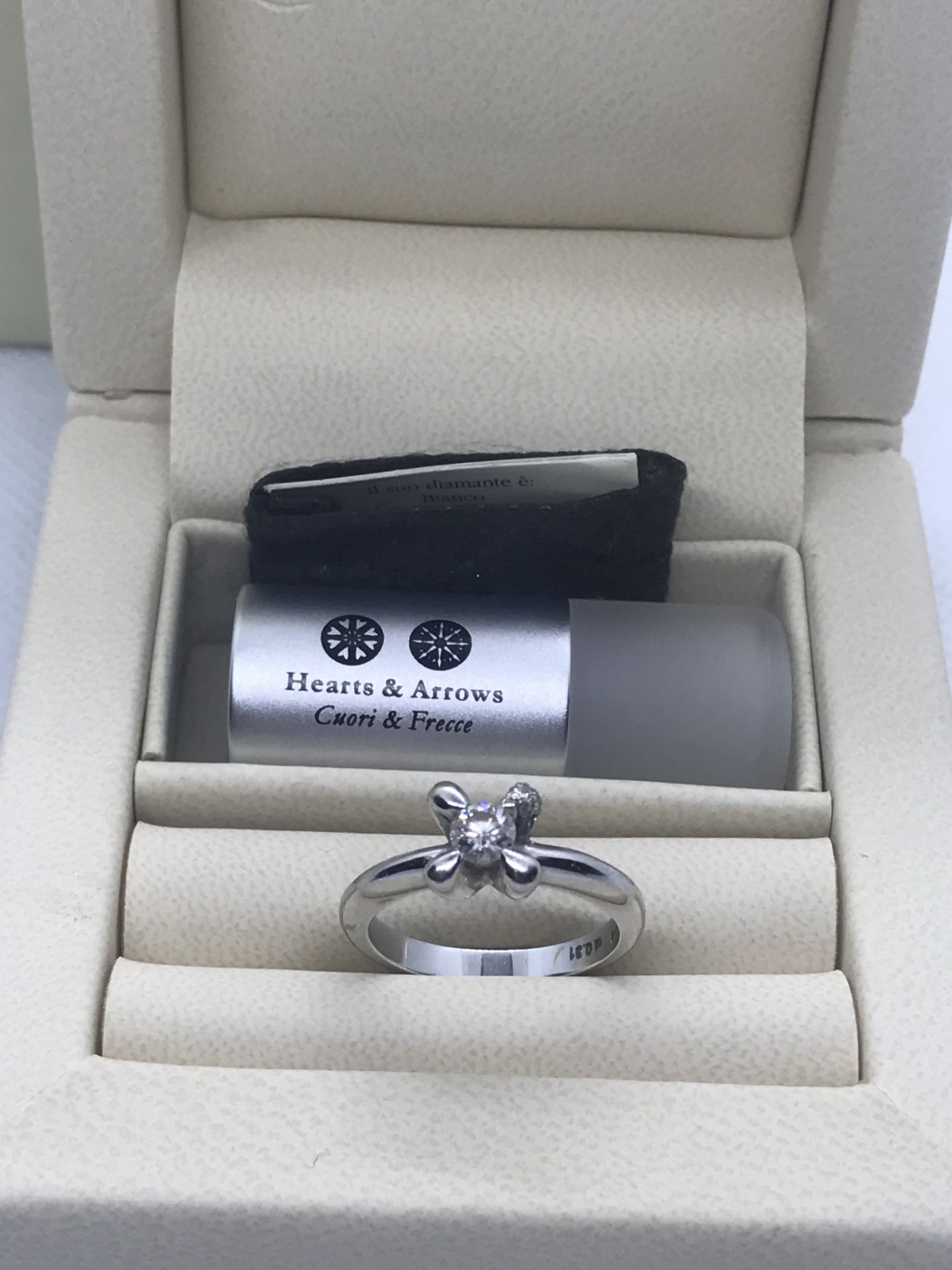 DESIGNER DIAMOND SOLITAIRE RING SET IN 18ct WHITE GOLD - WITH RECEIPT COST 1680 EUROS IN 2003 - Image 4 of 9