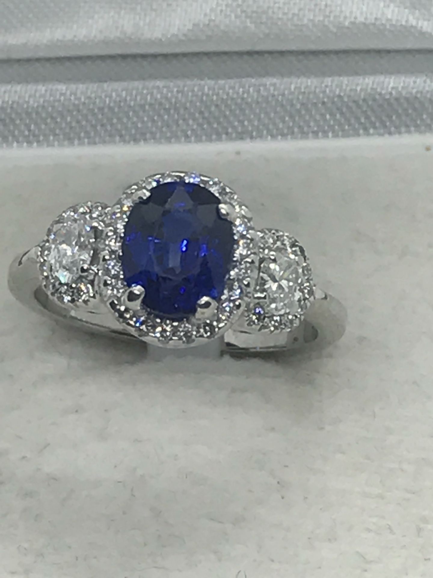 STUNNING BLUE SAPPHIRE & DIAMOND RING SET IN 18ct WHITE GOLD