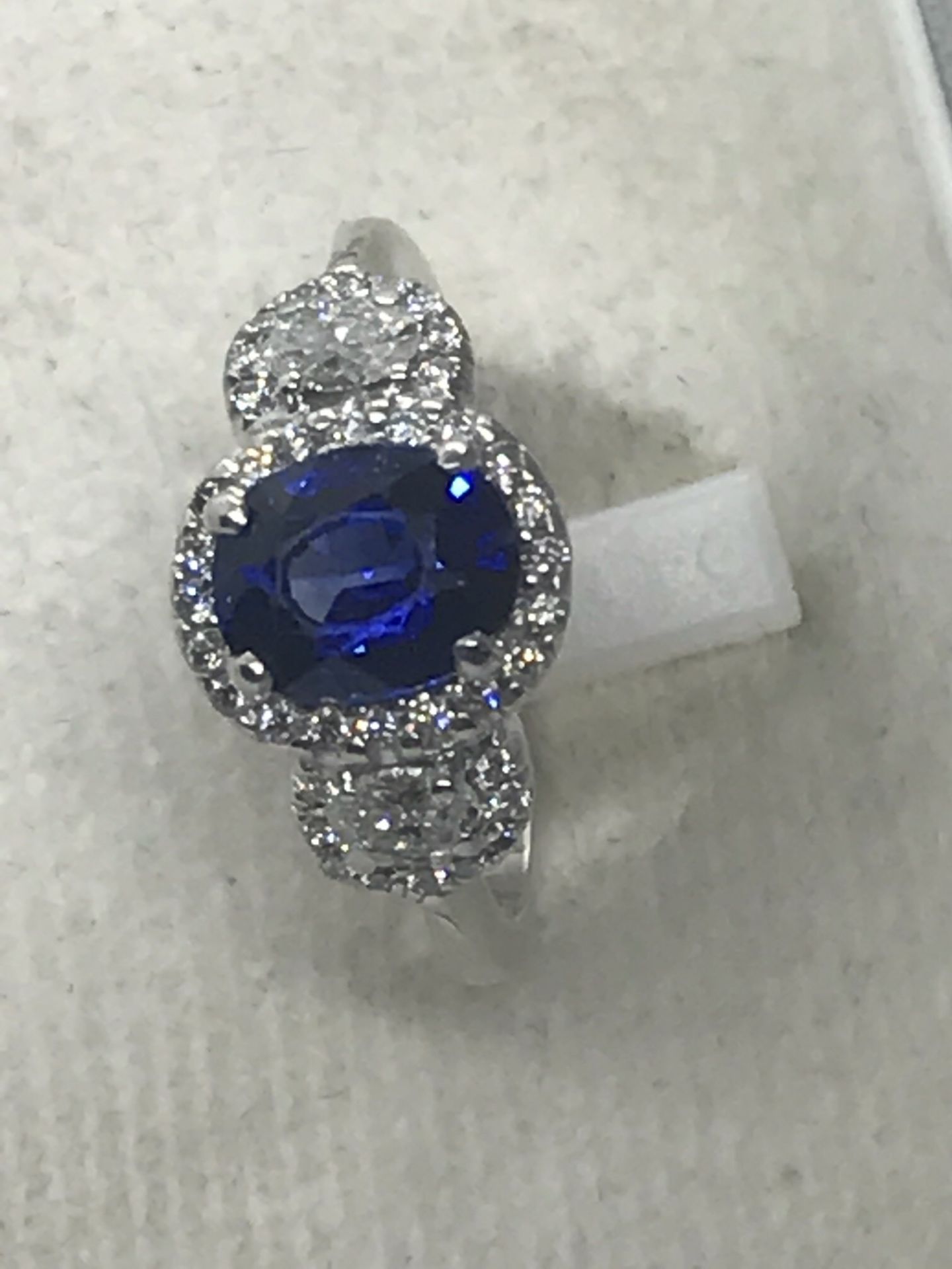 STUNNING BLUE SAPPHIRE & DIAMOND RING SET IN 18ct WHITE GOLD - Image 3 of 4