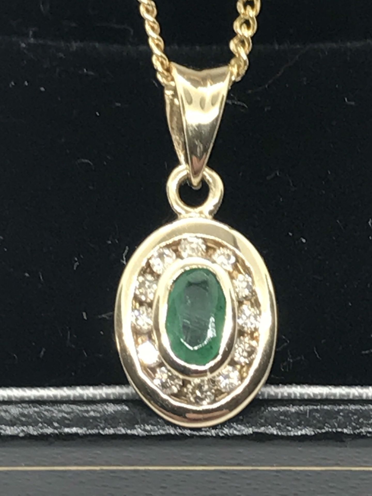 9ct GOLD EMERALD & DIAMOND PENDANT & CHAIN