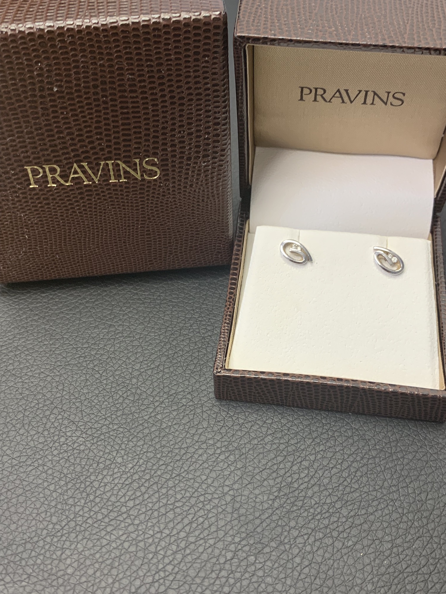 18ct GOLD DIAMOND SET PRAVIN EARRINGS - Image 2 of 2