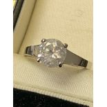 1.60ct DIAMOND SOLITAIRE RING SET IN WHITE METAL MARKED 14k