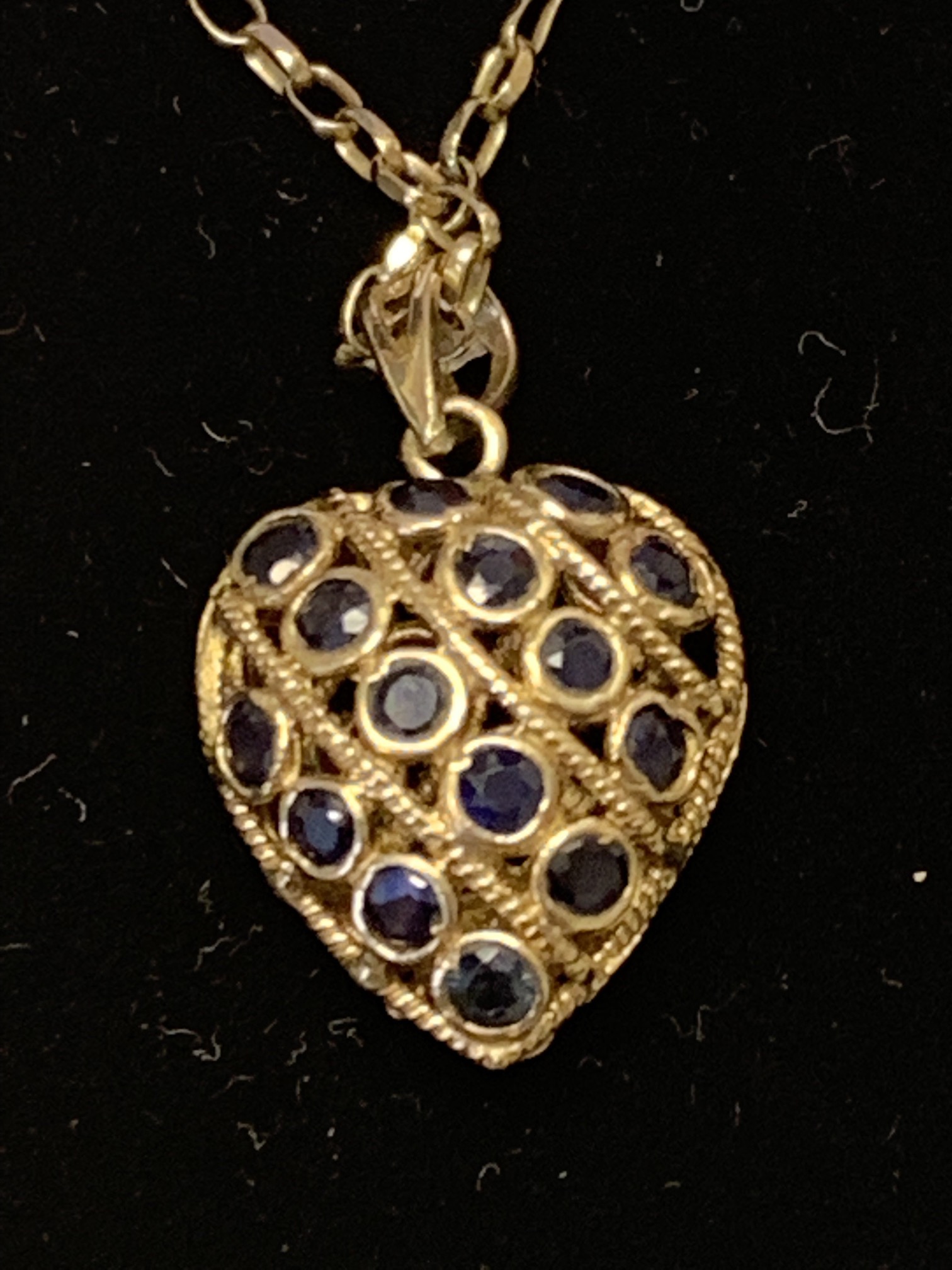 9ct GOLD SAPPHIRE & RUBY HEART PENDANT & CHAIN - Image 2 of 3