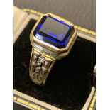 18ct GOLD BLUE STONE GENTS RING