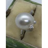 14ct WHITE GOLD PEARL & DIAMOND SOLITAIRE RING