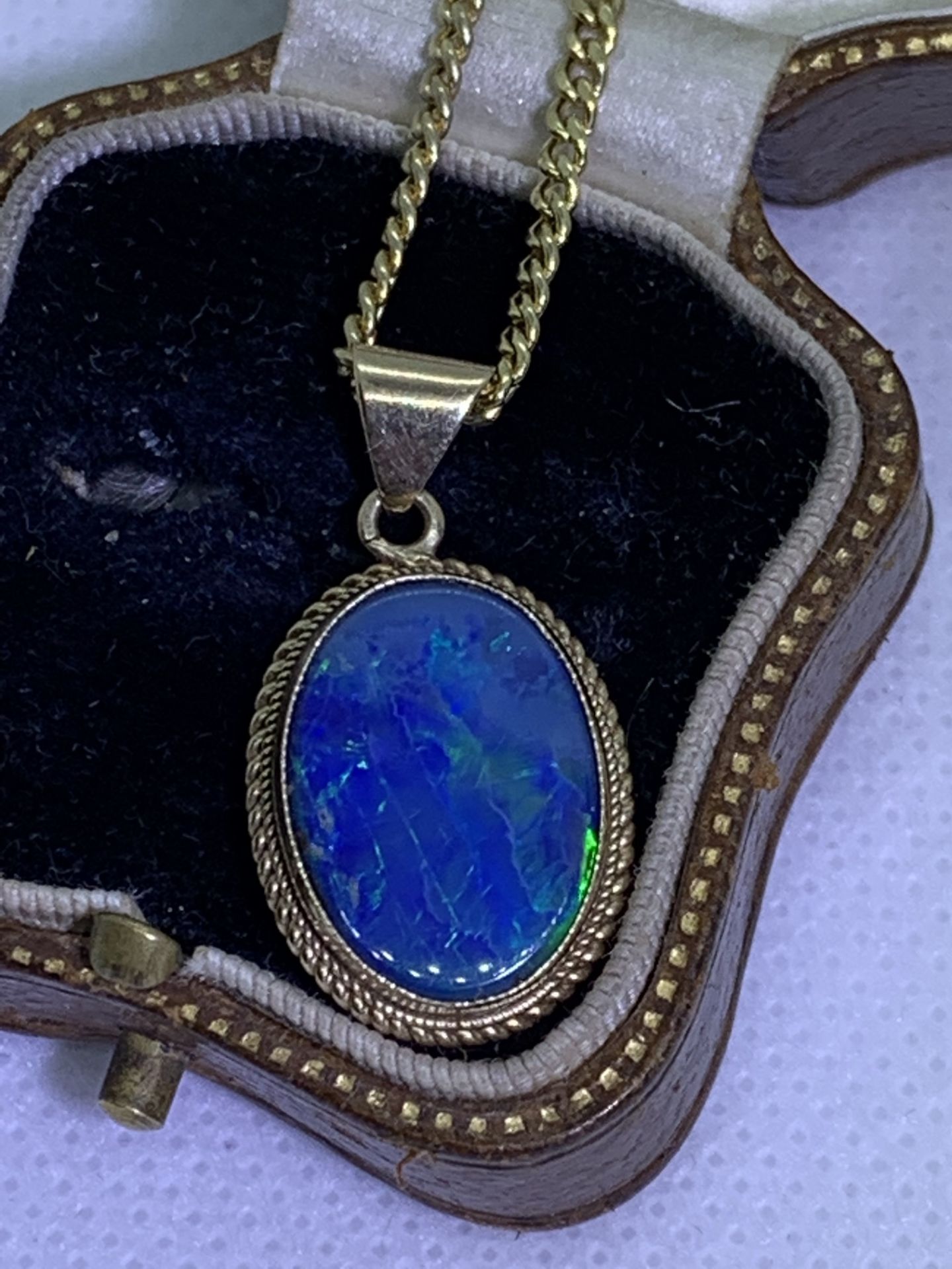 9ct GOLD LARGE OPAL SET PENDANT WITH 9ct GOLD CHAIN - Image 2 of 2