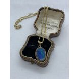 9ct GOLD LARGE OPAL SET PENDANT WITH 9ct GOLD CHAIN